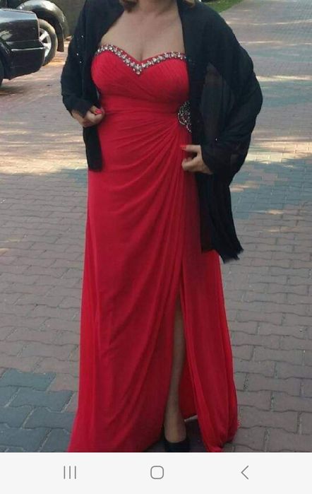 Czerwona długa sukienka