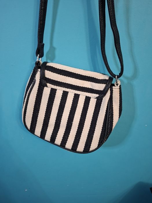 Mała czarnobiała torebka w paski Avon