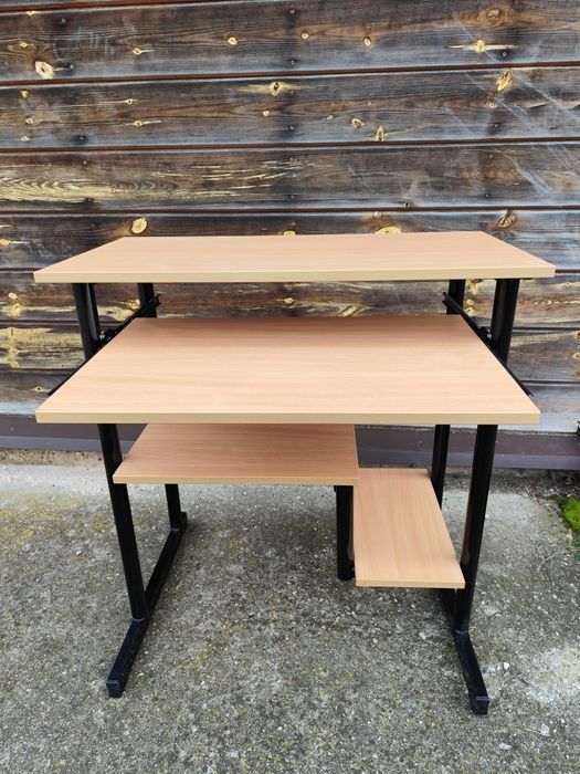 Stolik biurko pod komputer laptopa