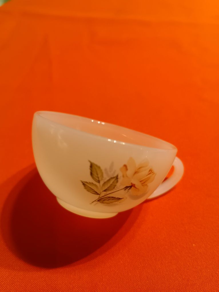 Conjunto de loiça com rosas pintadas.