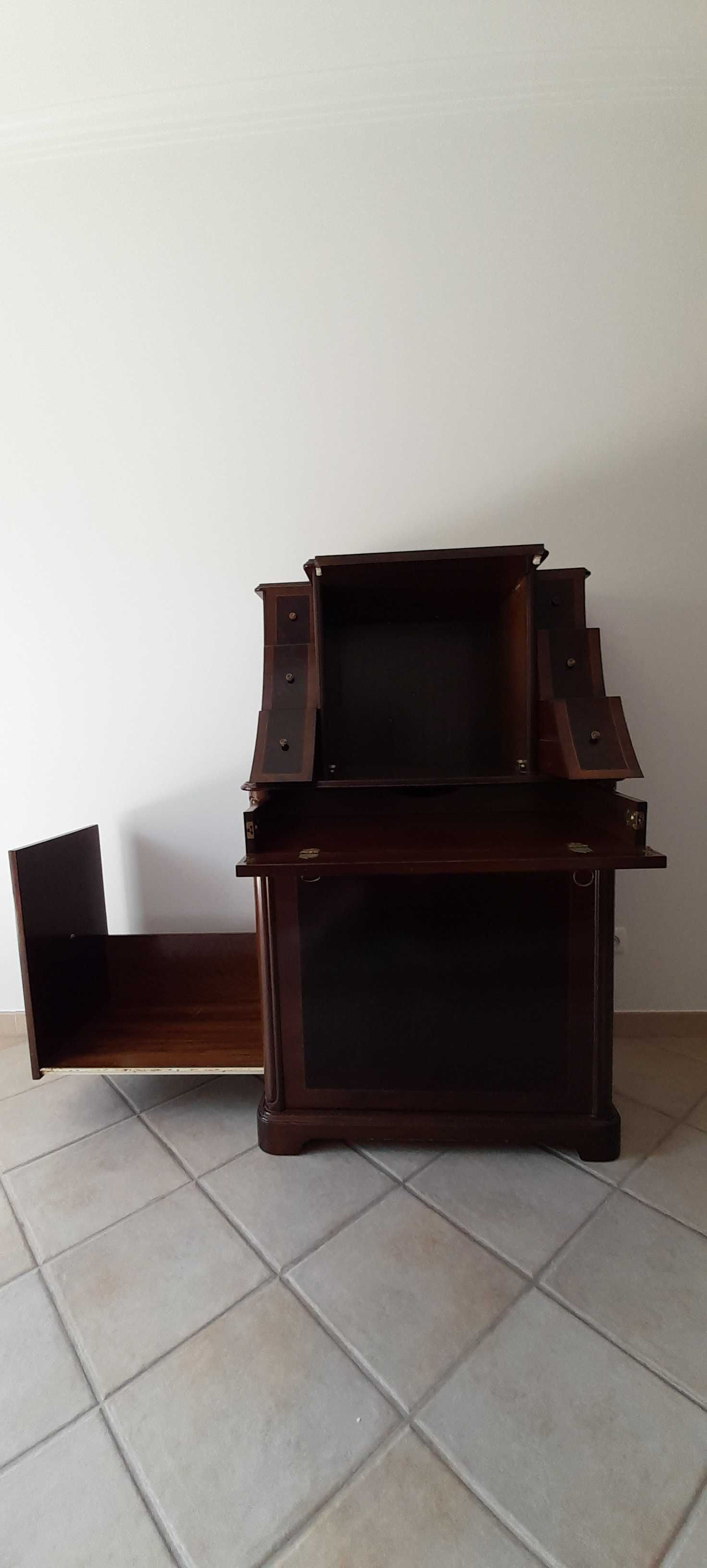 Móvel de computador ou de televisão (raiz de nogueira)