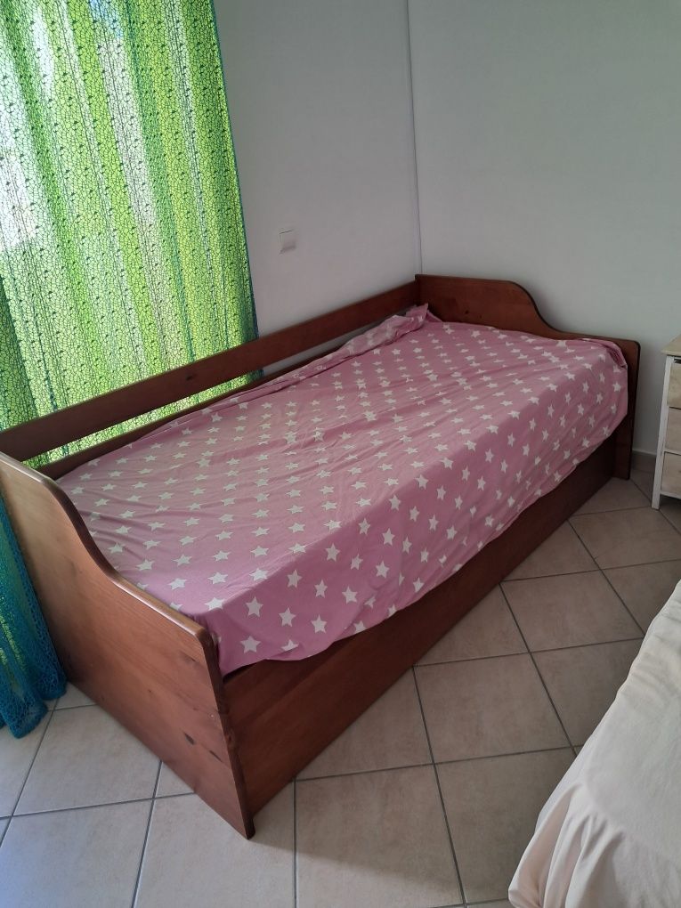 Cama dupla com colchão