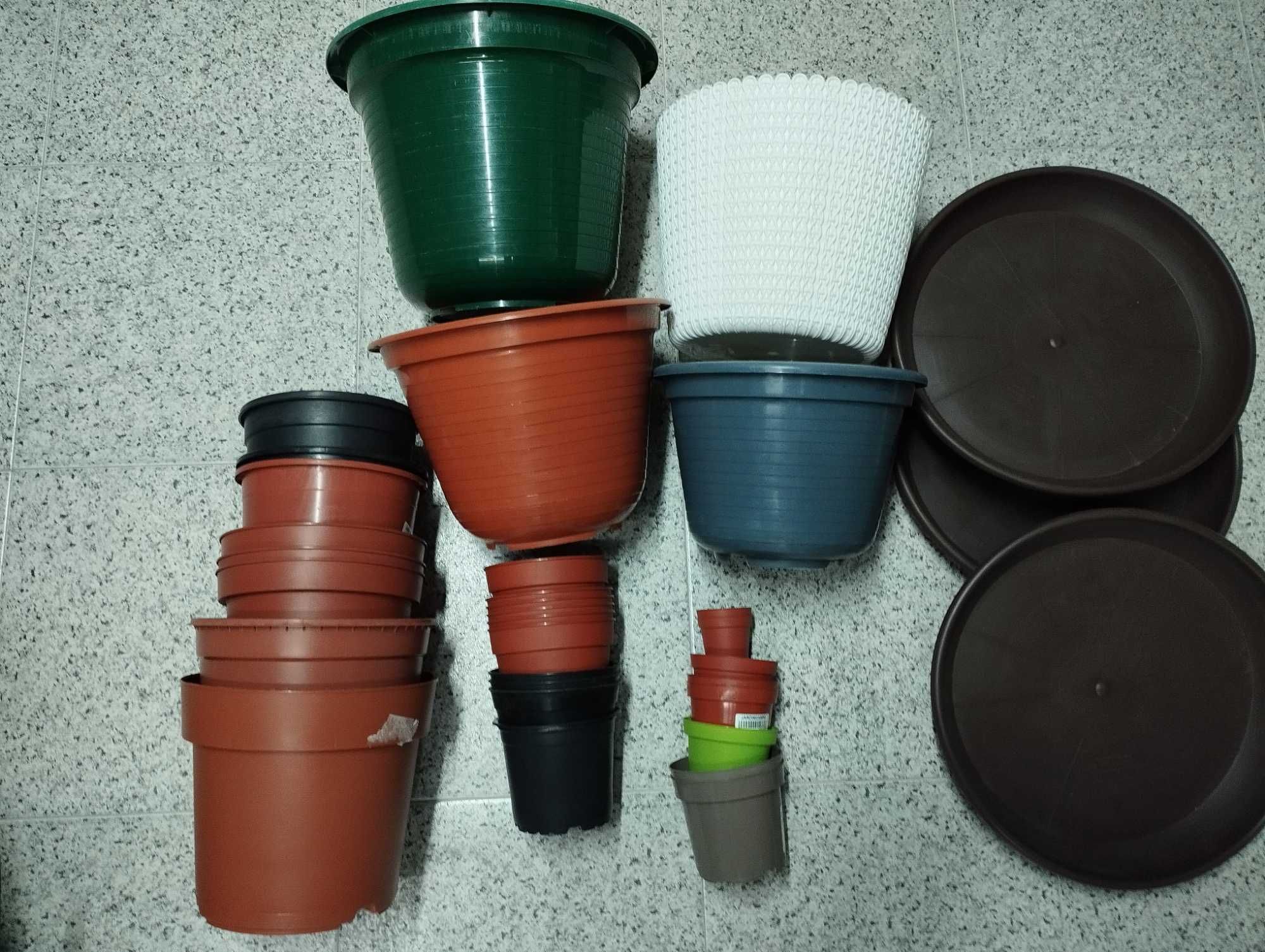 Vasos de barro e plastico