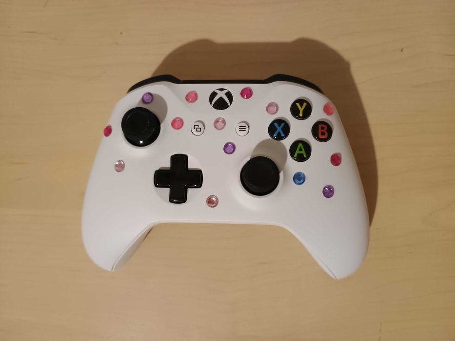 Xbox One S 500GB (oryginalne opakowanie) + 2 pady + kable + 4 gry