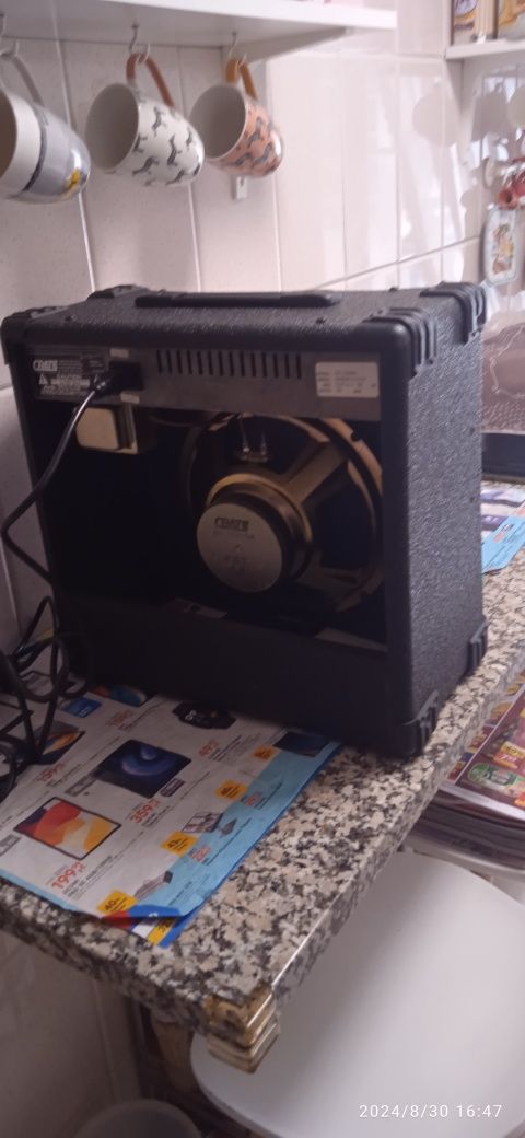Amplificador. Combo para guitarra elétrica e pedal de efeitos
