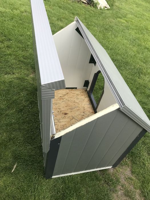 Buda ocieplana dla dużego psa.