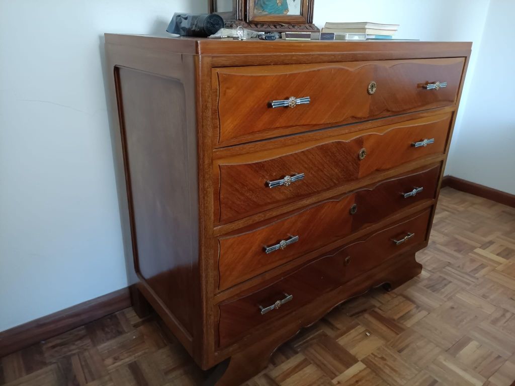 Conjunto de Mobiliário de Quarto Clássico em Madeira Maciça