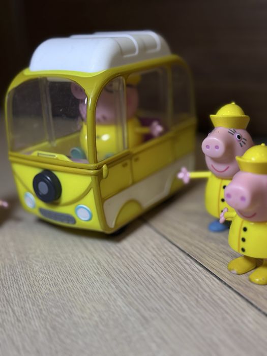 Сімʼя свинки пепи з автобусом