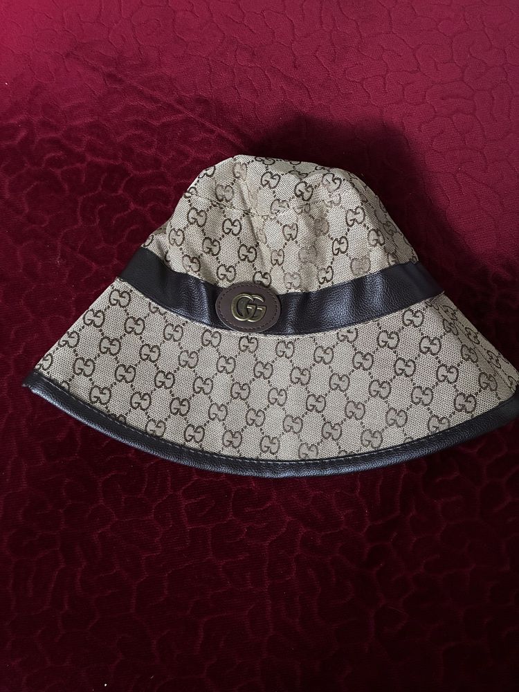 Kapelusz, czapka z metką GUCCI.