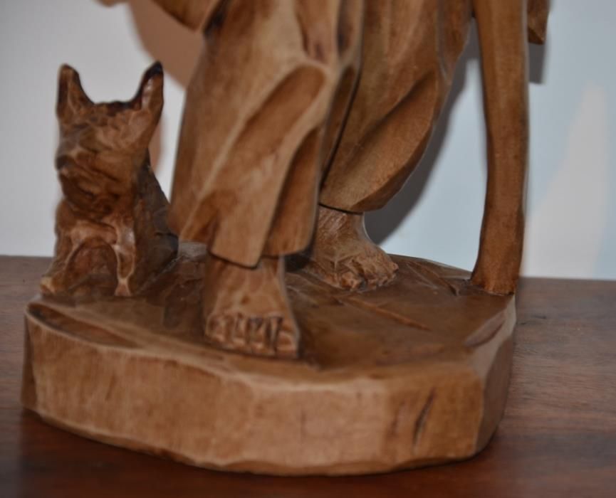 Estatueta esculpida em Madeira Maciça – Velho Mendigo