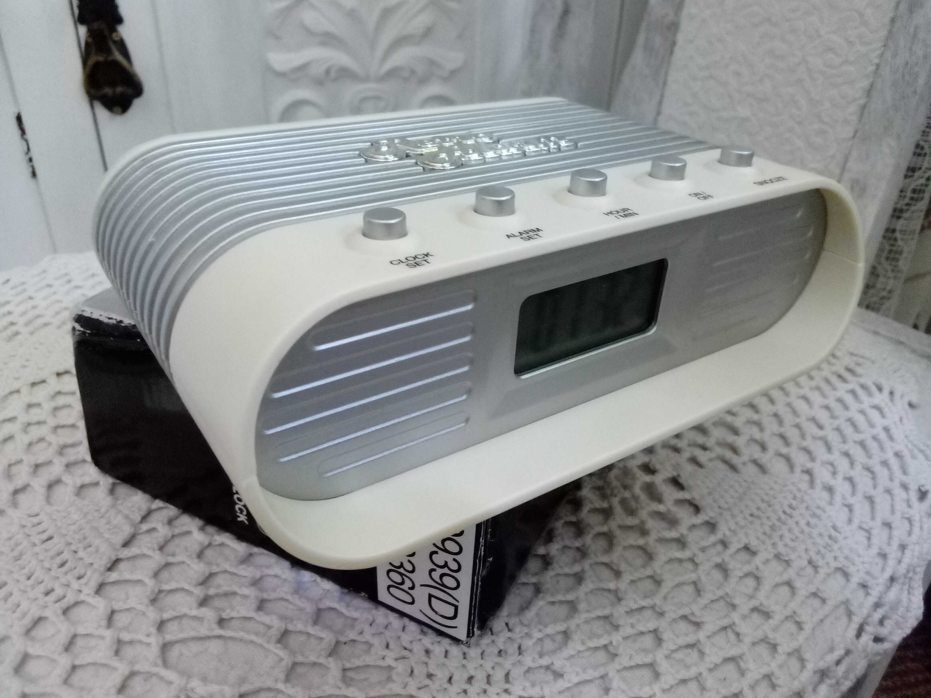 Vintage retro zegar z budzikiem elektroniczny stojący do pokoju