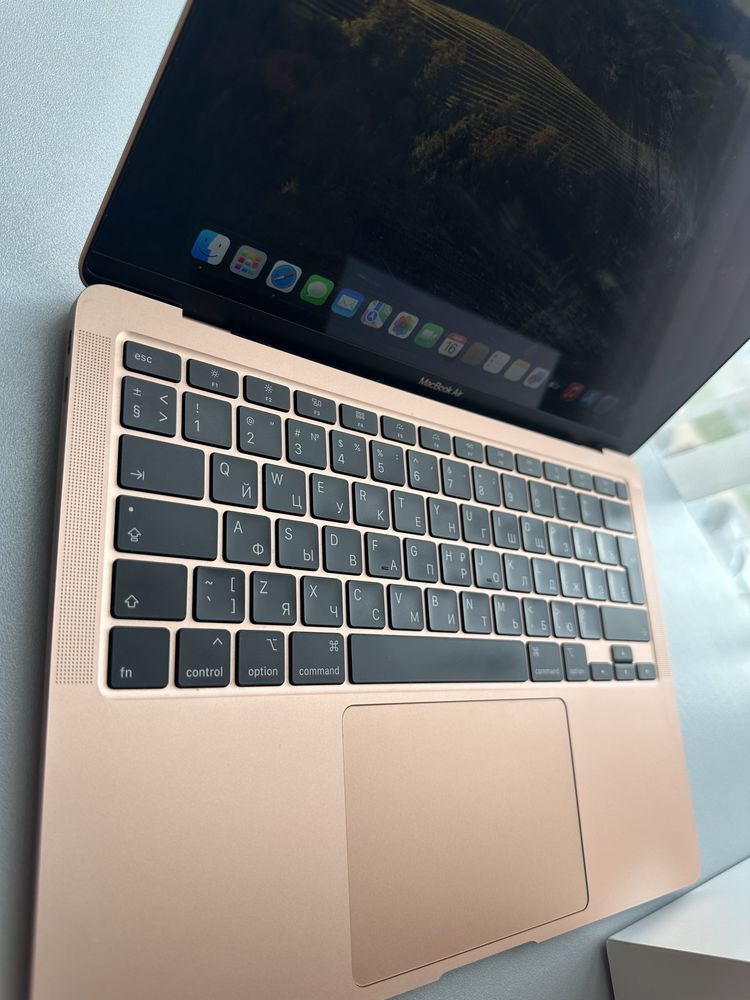 MacBook Air Gold 13,3 / 1,1 GHz DC/ 256 GB