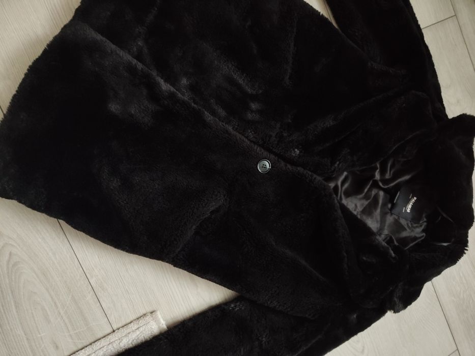 Czarny płaszcz sztuczne futerko Pull&Bear r.XS