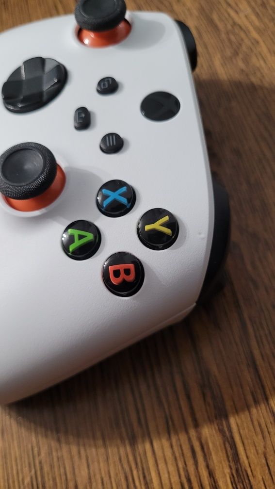 Oryginalny Pad Xbox Series, biało czarny custom z pomarańczowo czarnym