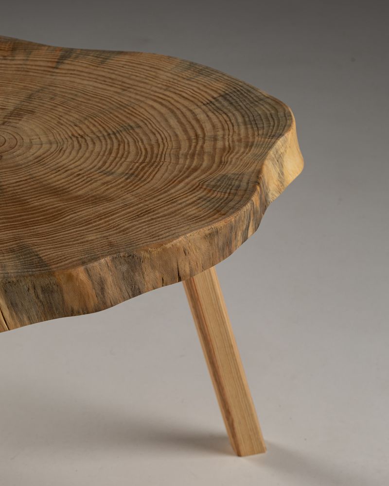 Mesa de centro / mesa de cabeceira com bolachas de madeira.