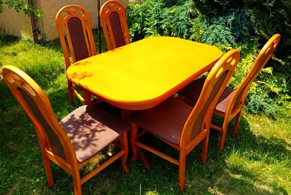 Drewniany stół z pięcioma krzesłami