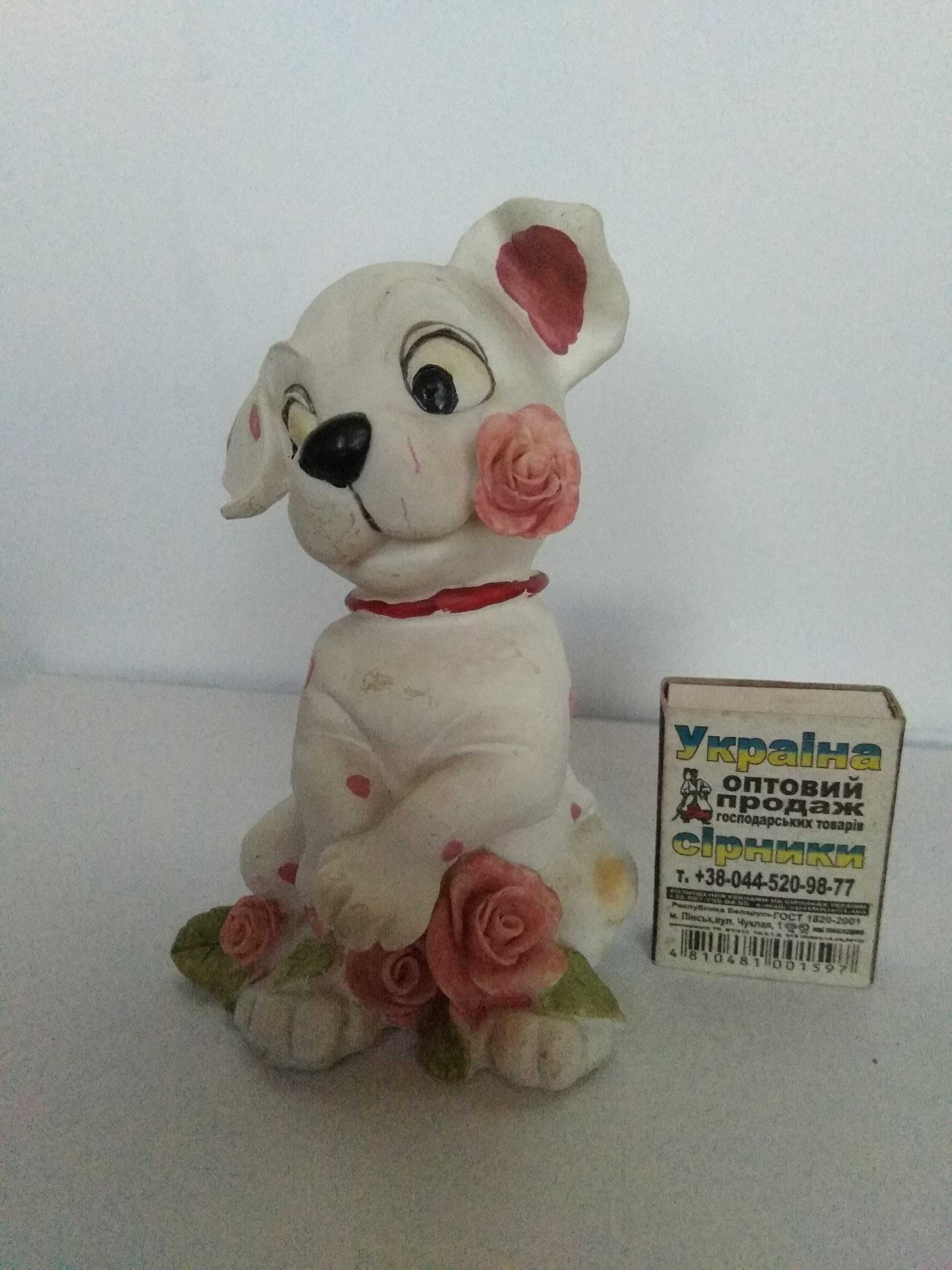Собачка з квіточкою в зубах троянда. 14 см кераміка