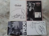 Foty z autografem Dody.