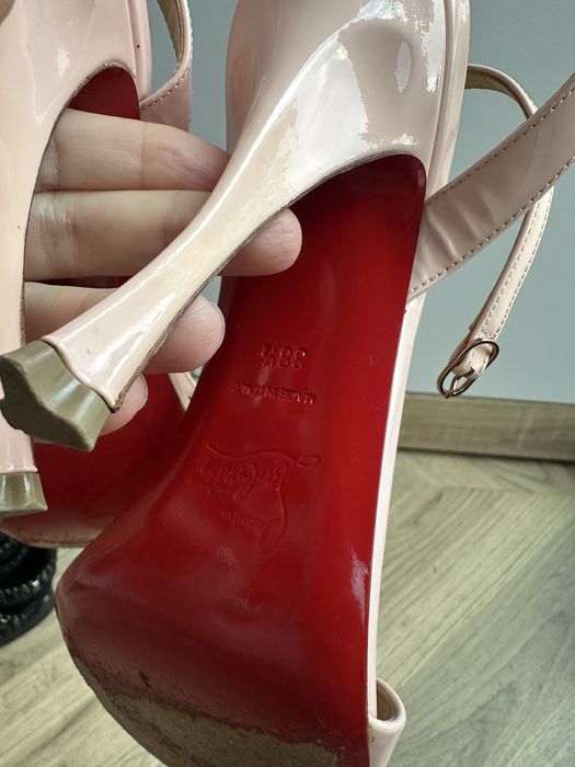 Босоніжки рожеві chrisrian louboutin