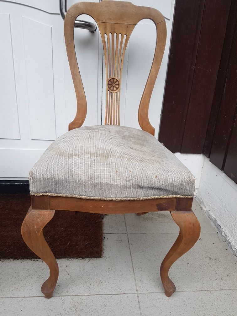 Zabytkowe krzesła