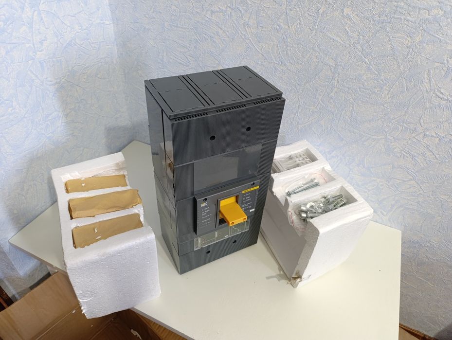 Автоматический выключатель IEK ВА88-43 3Р 1000А 50кА рубильник