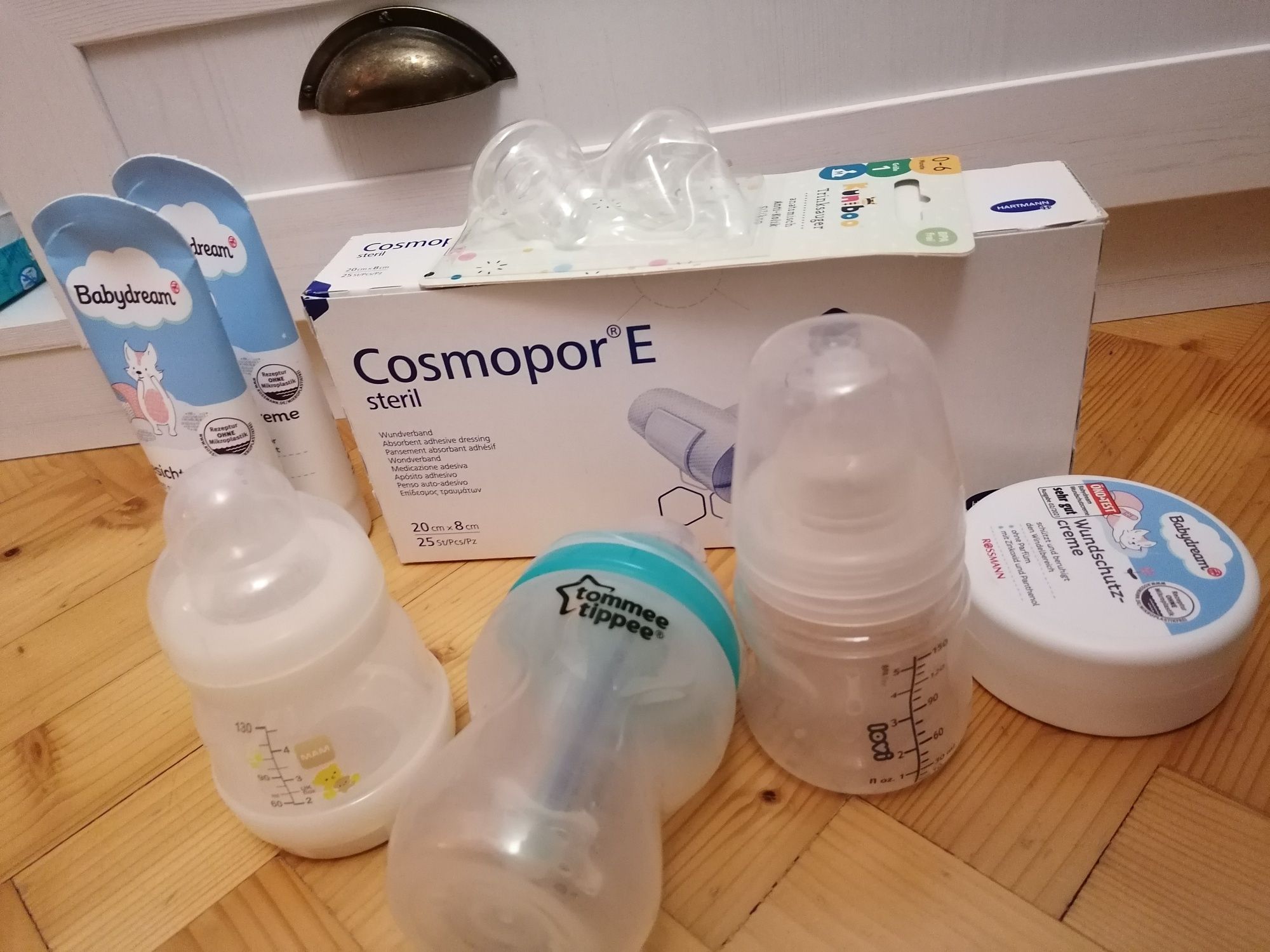 Wyprawka dla noworodka i mamy podkłady butelki opatrunki kremy