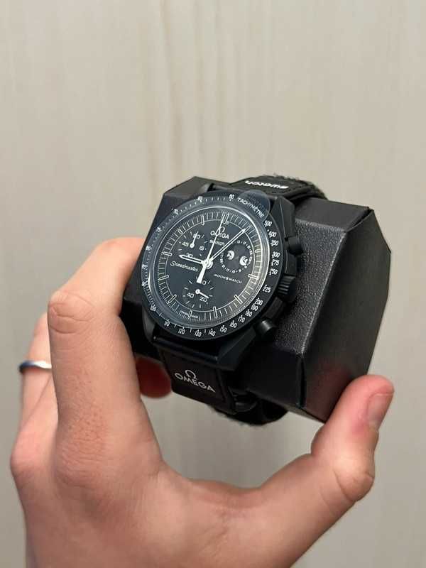 SO33B700 Omega x Swatch Snoopy：Czarny Zegarek z Snoopym