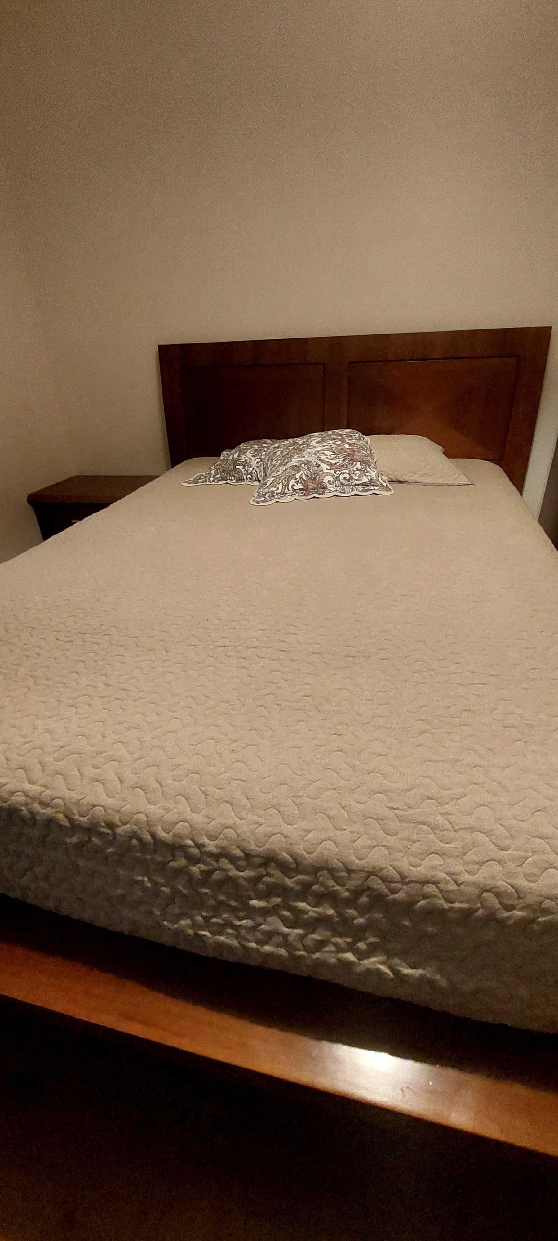Cama + 2 mesas de cabeceira + 2 camiseiros, em madeira de cerejeira