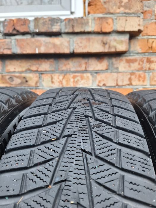 Зимова гума Hankook 215/70 R16