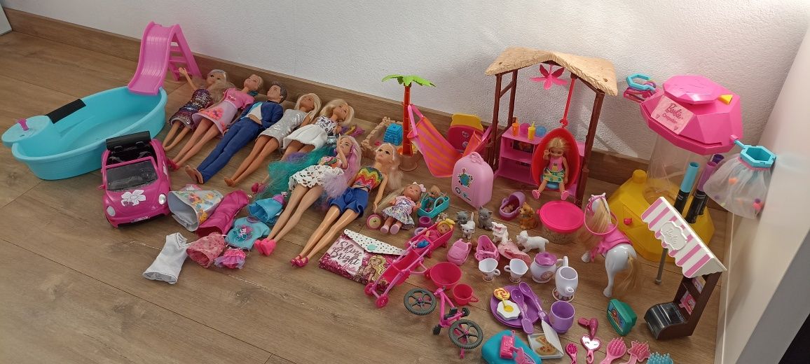 Zestaw lalek Barbie wraz z akcesoriami