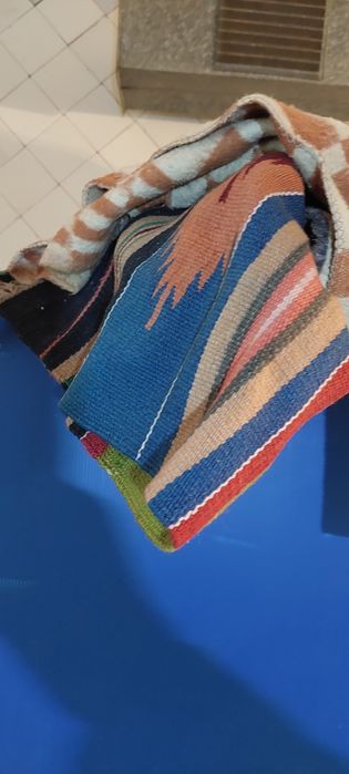 Килими гарні висіли на стене