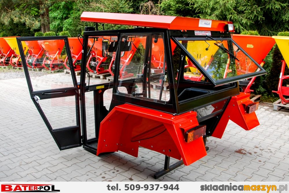 Kabina C-330 NAGLAK z metalowymi kanciastymi błotnikami (uchylne bocz