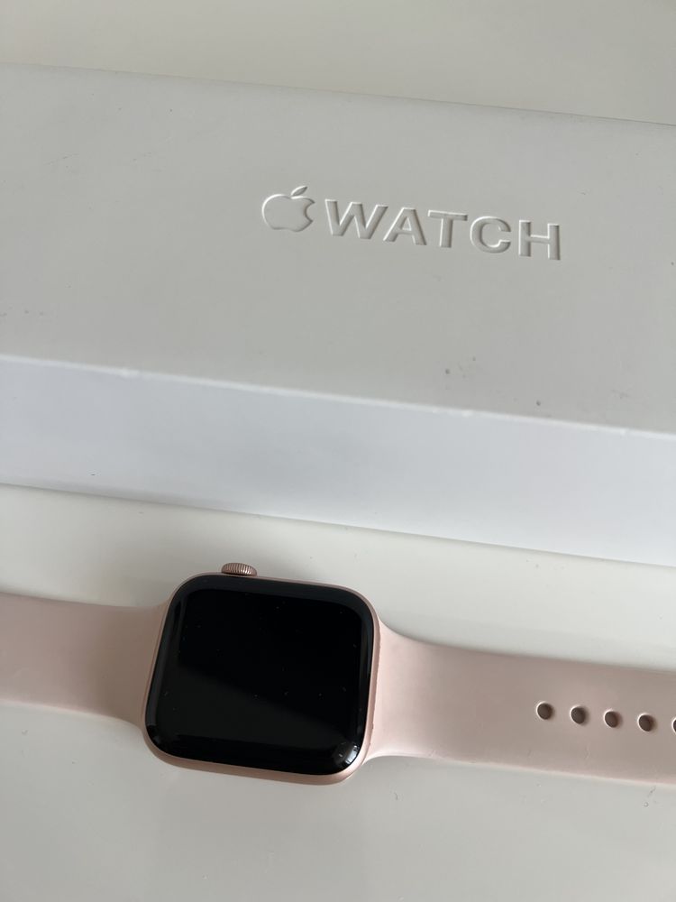 Apple Watch Series 4 GPS 44mm Gold Aluminum Pink Sand Sport Band