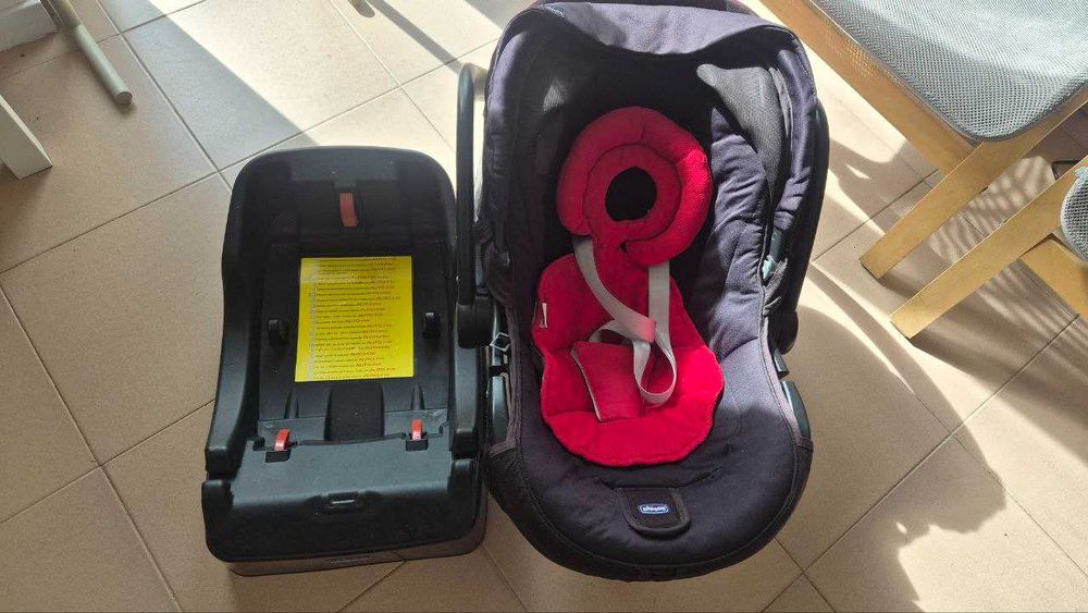 For sale: Chicco baby car seat (0–13 kg) in good condition.