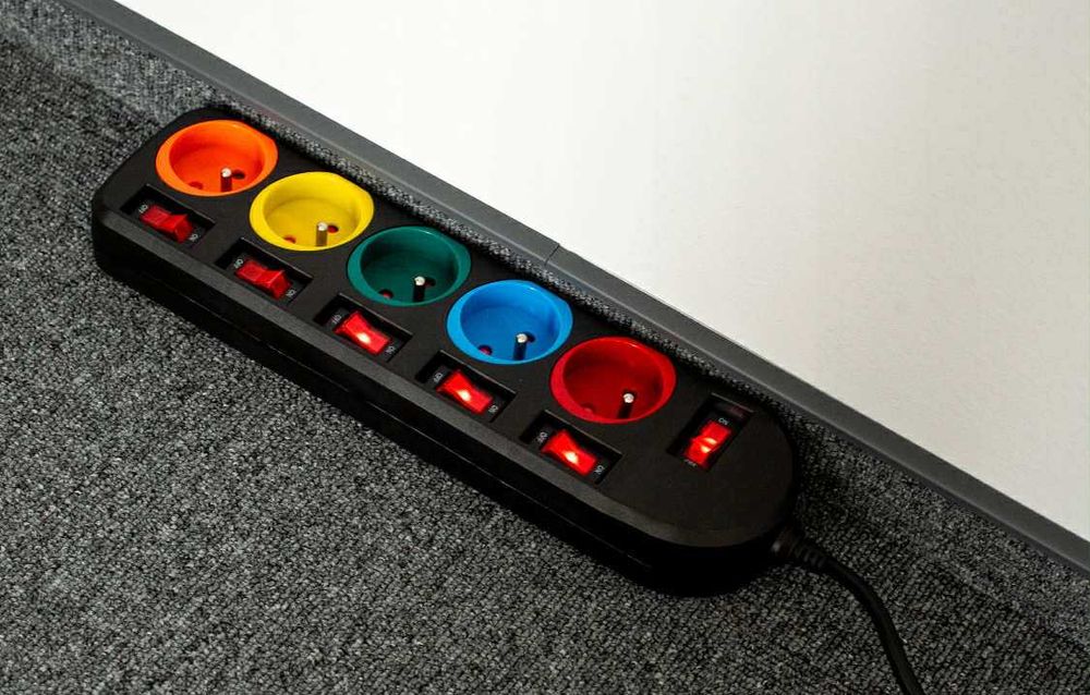 Przedłużacz elektryczny 5 gniazd z uziemieniem 2m kolorowe LED