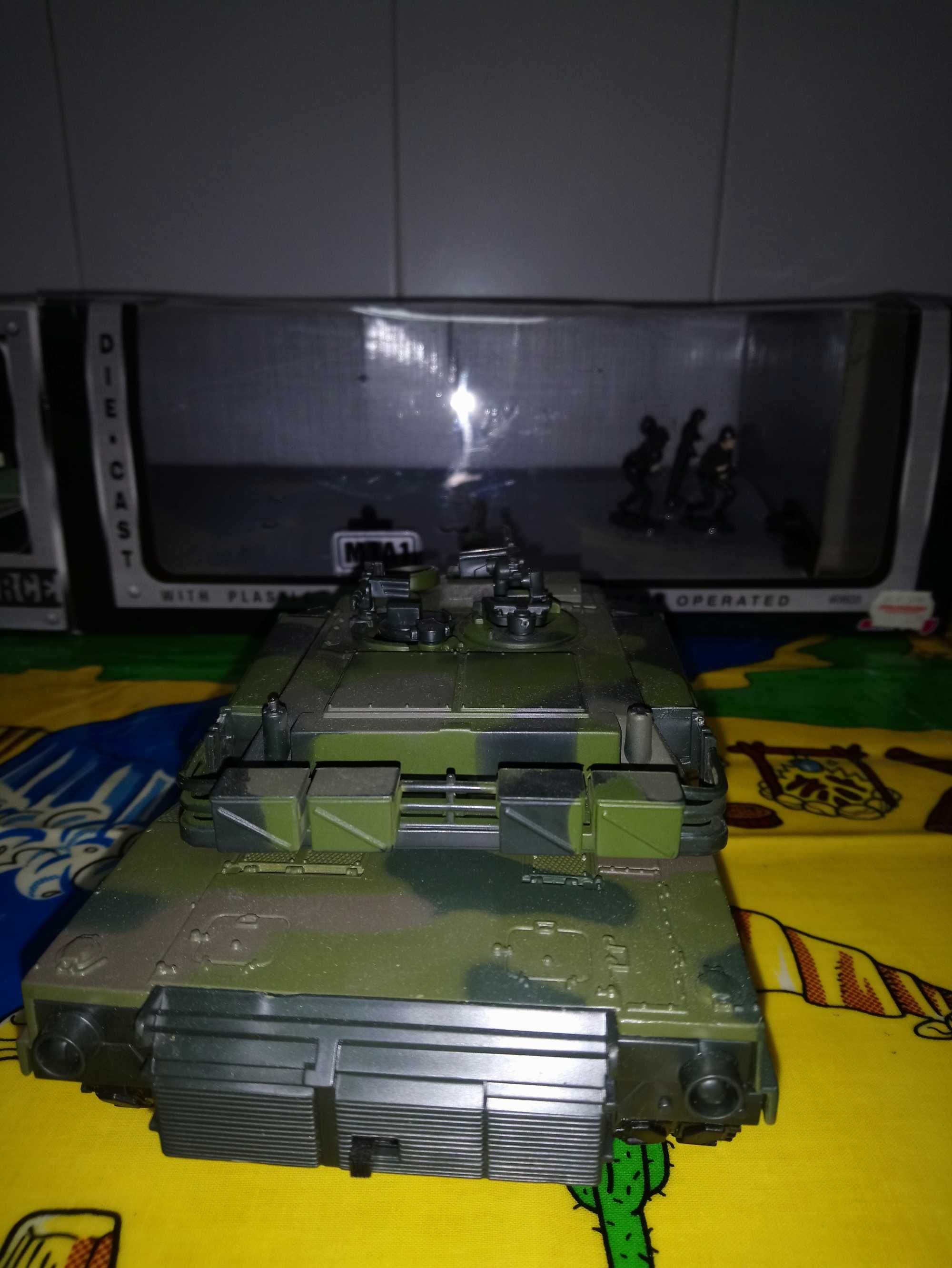 New Ray 1/32 - Tanque com figuras e caixa