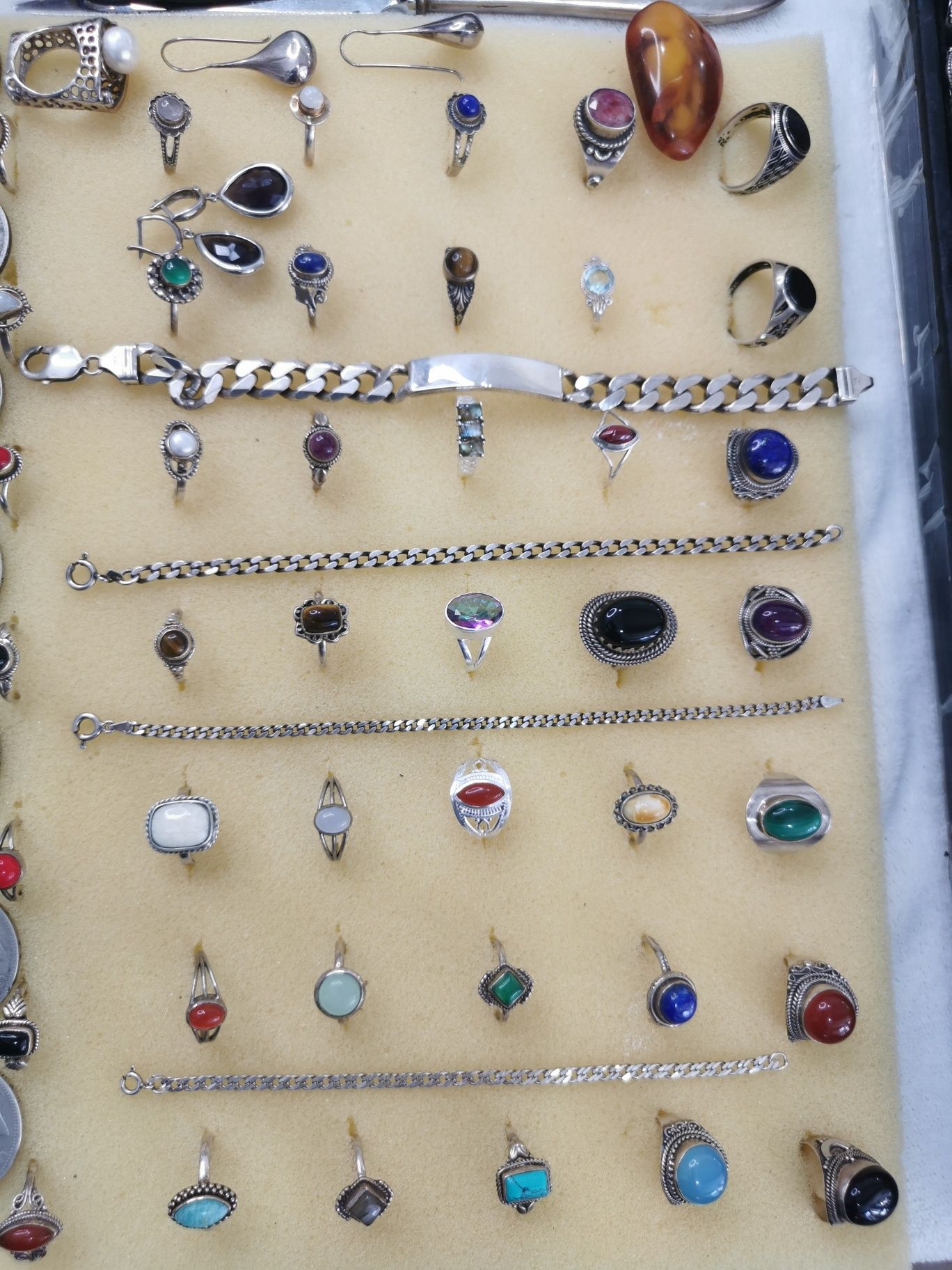 Серебряные кольца и серьги с натуральным камнем и много другого.