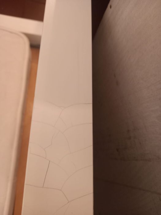 Cama branca de solteiro