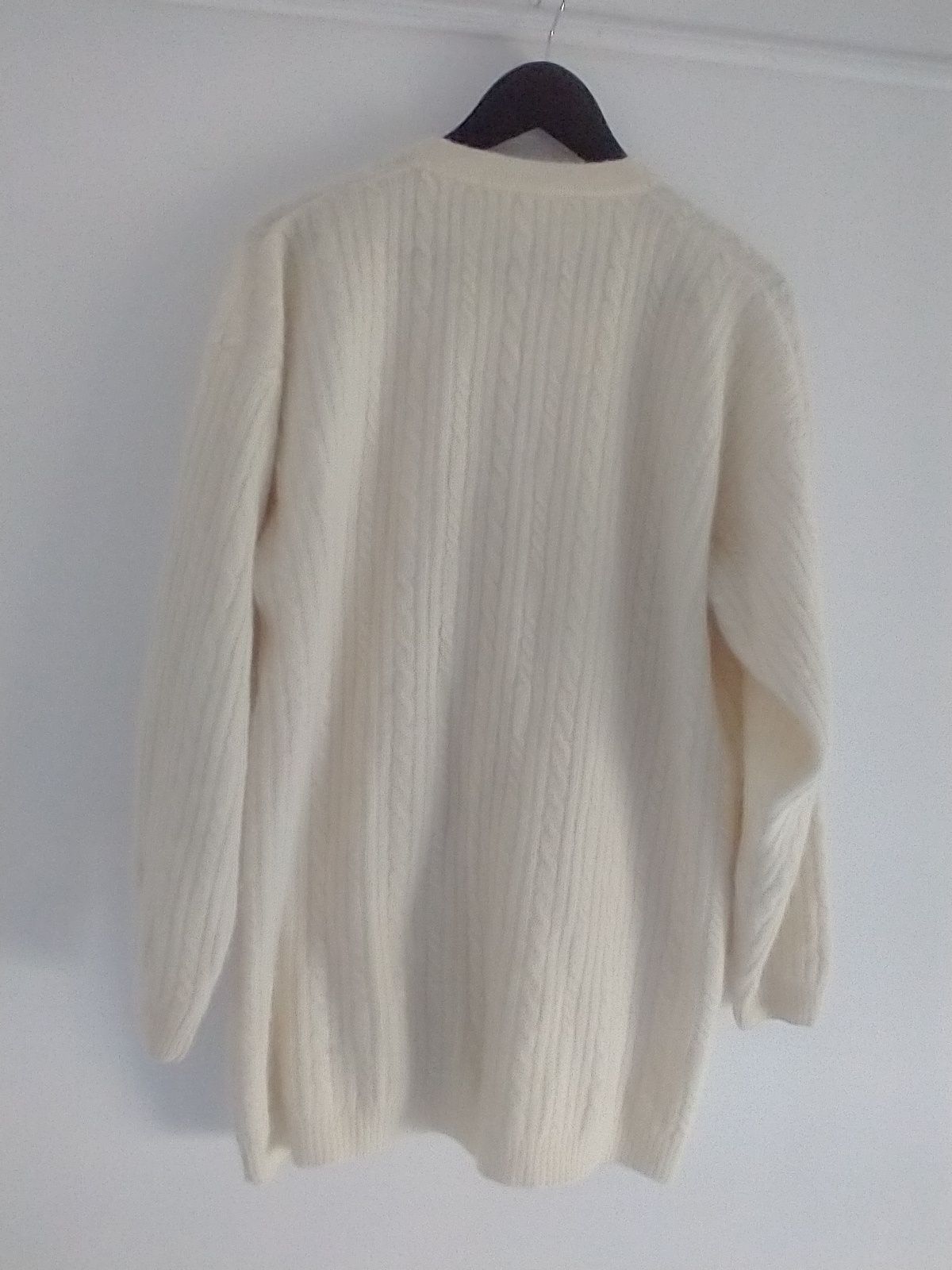 Sweter rozpinany. Rozmiar XL. Kolor biały odcień owczej wełny.