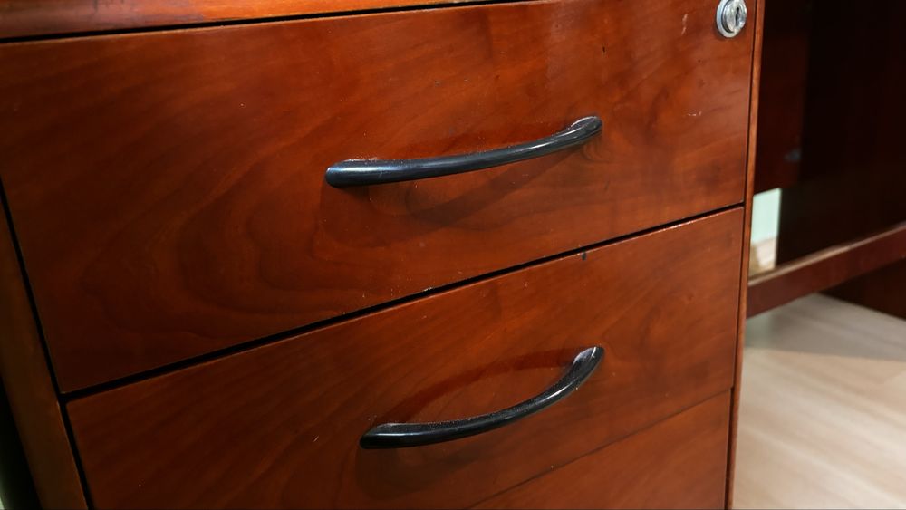 Biutko gabinetowe drewniane biuro