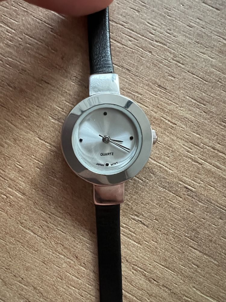 Nowy zegarek ze skórzanym paskiem