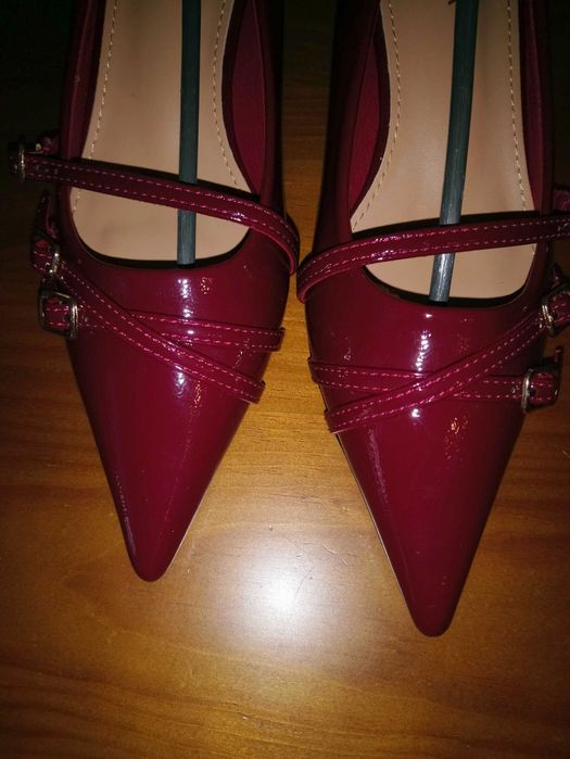 Sapatos bordeaux em verniz