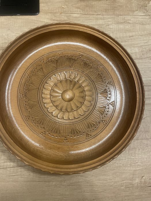 Rzezbiony drewniany talerz