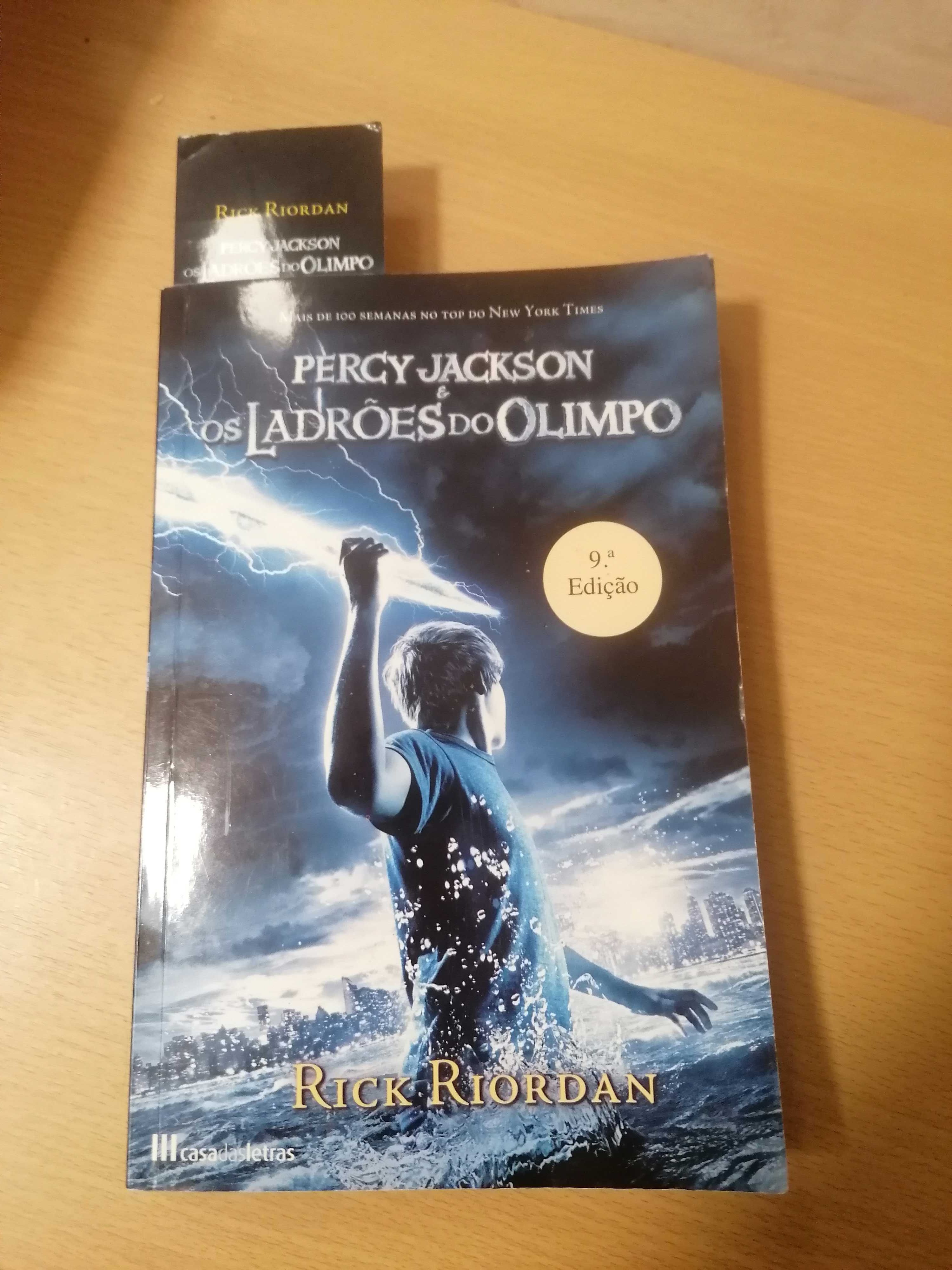 Livro "Percy Jackson os ladrões do olimpo"