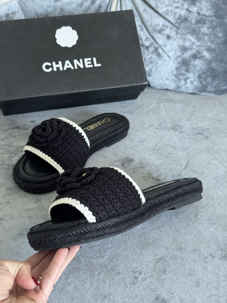 Chanel Черные шлепанцы шлепки вязаные декорированые цветком