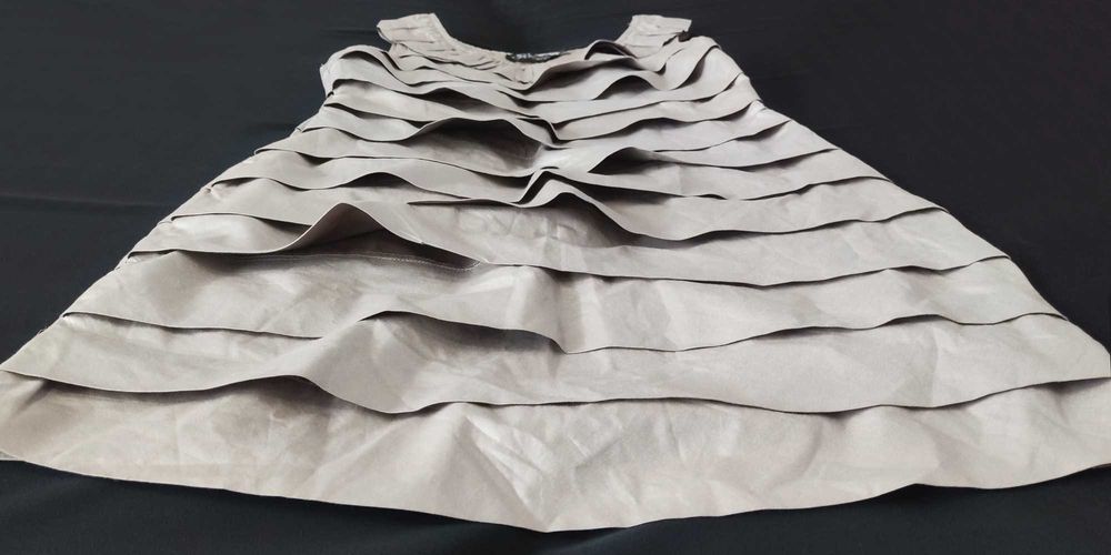 36 S 2w1 Zgrabna taliowana Sukienka Beżowa elegancka wizytowa falbany