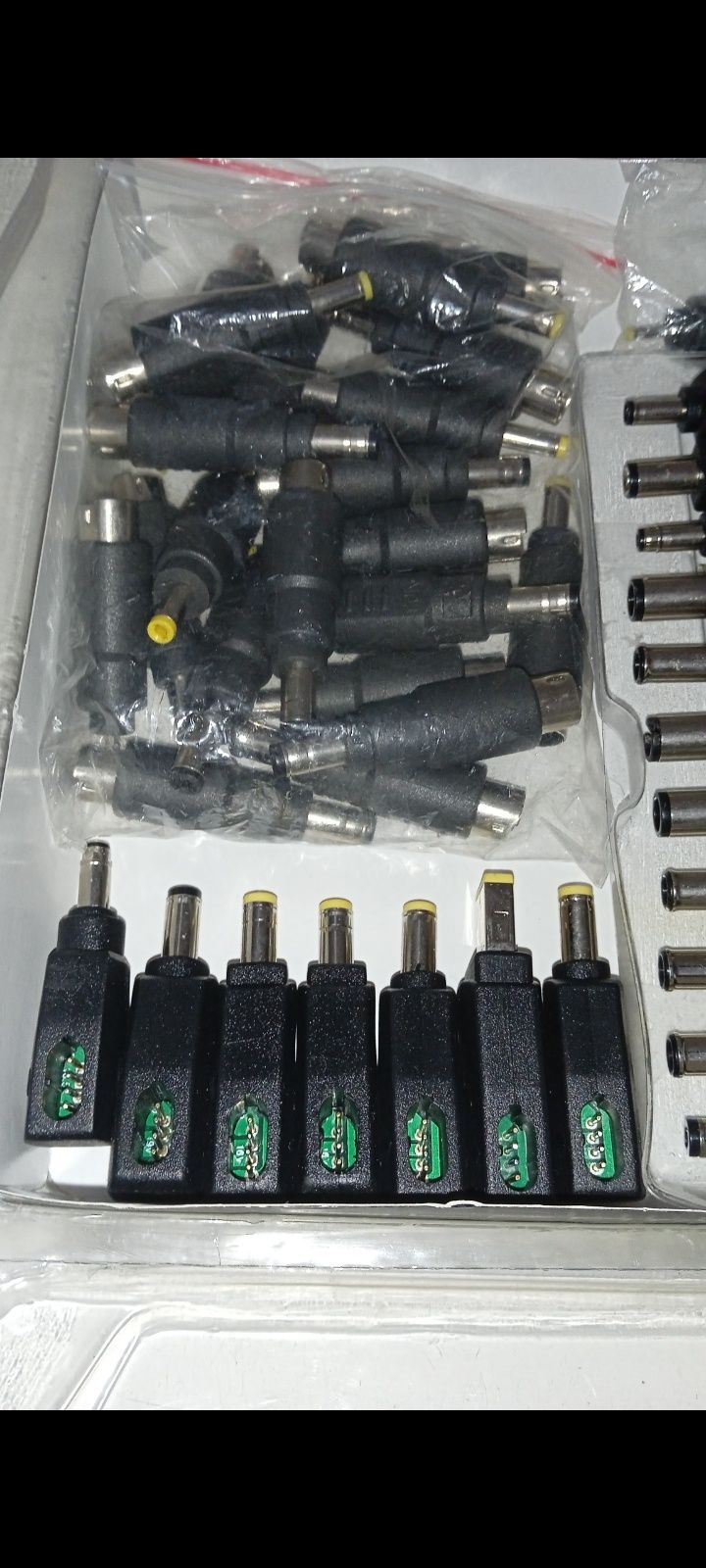 Halfmman Mini Universal AC Adaptor