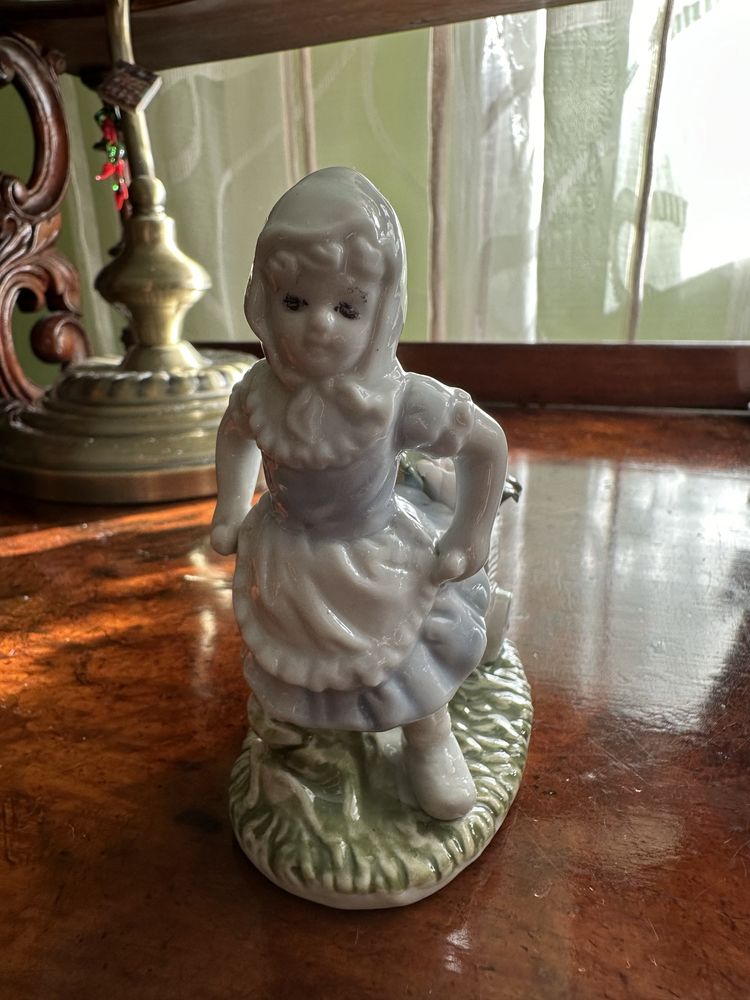Figurka porcelanowa dziewczynka z kwiatami antyk