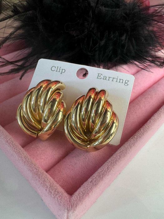 Klipsy plecione gładkie w kolorze złotym c22