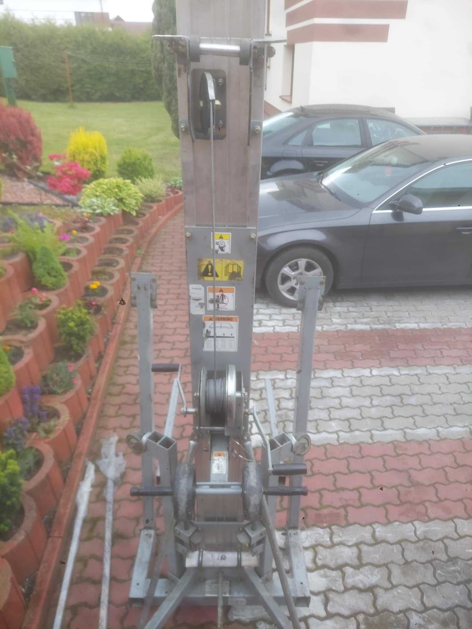 Podnośnik towarowy montażowy